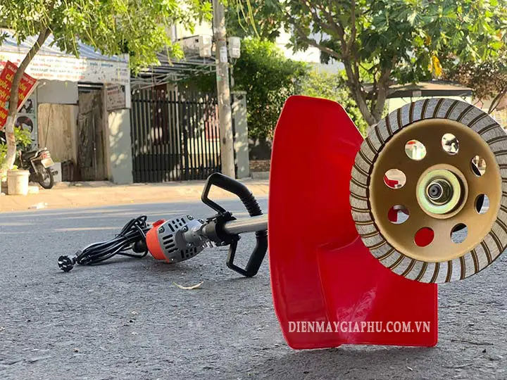 Máy mài tường cán dài có thiết kế gọn nhẹ dễ sử dụng
