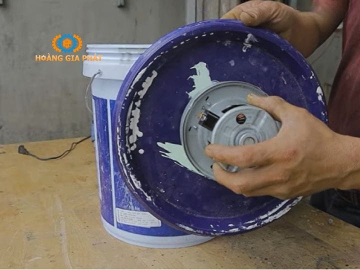 Gắn motor và ống mềm (ống nhựa) 