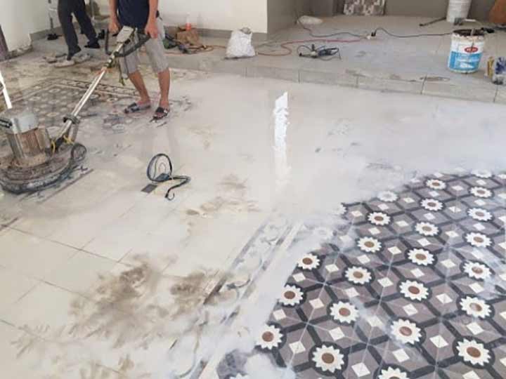 Sử dụng máy chà sàn có chức năng đánh bóng để đánh bóng gạch bông