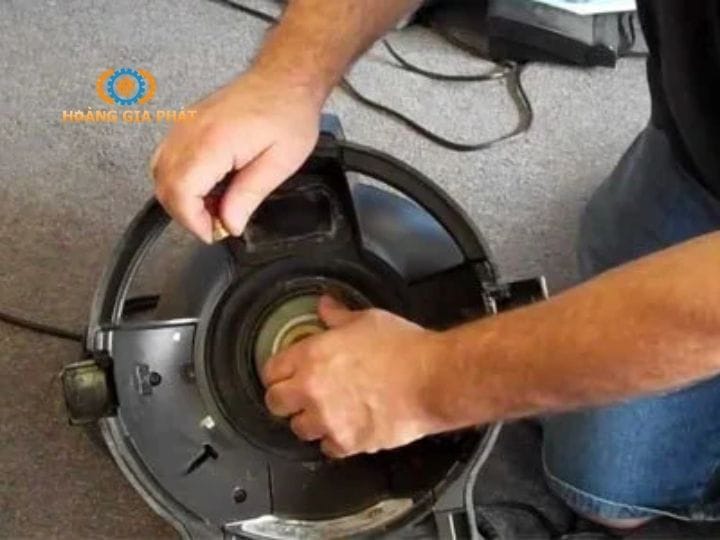 Máy phát ra tiếng ồn bất thường