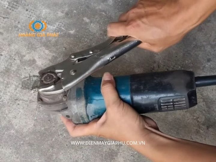 Tháo lưỡi máy cắt bằng cờ lê