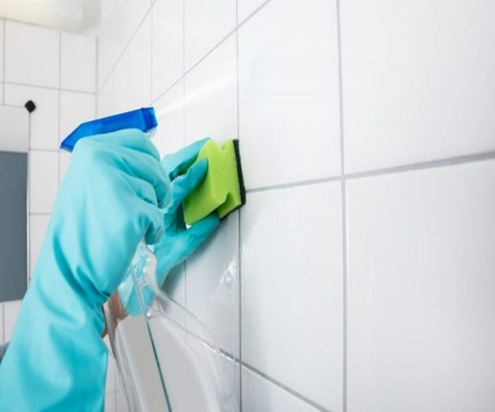 Cách tẩy vết ố vàng trên tường nhà tắm bằng dung dịch tẩy rửa chuyên dụng
