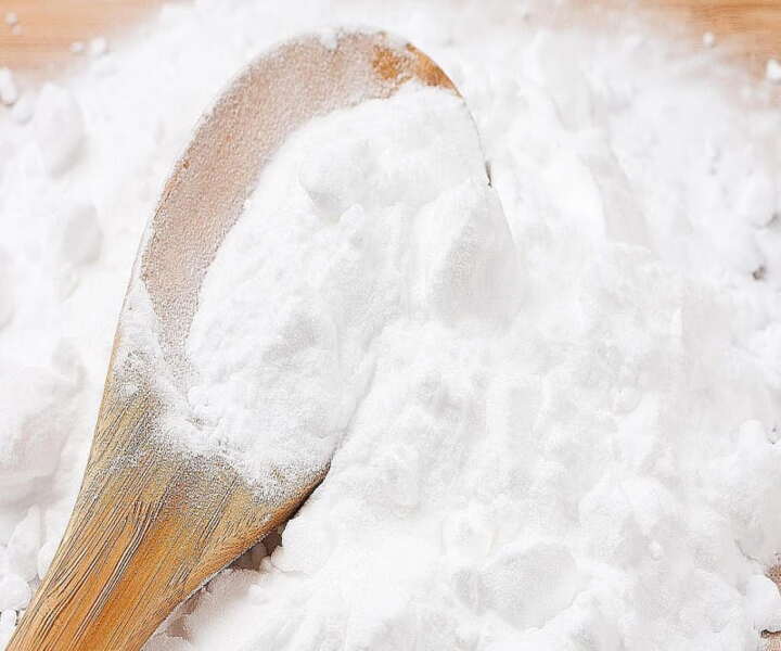 Cách tẩy vết ố vàng trên tường nhà tắm bằng bột baking soda và giấm