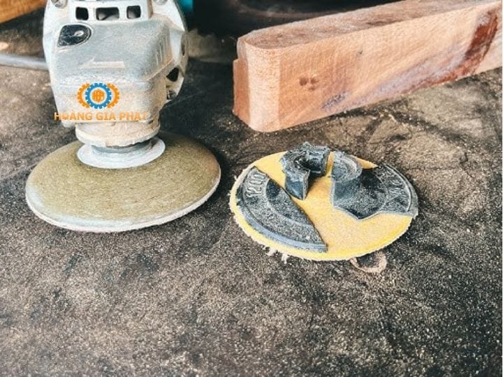 Cách chà nhám gỗ bằng máy khoan