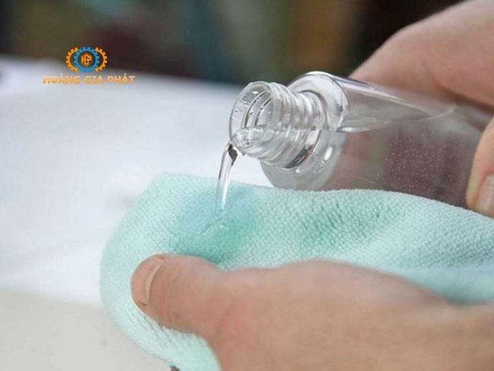 Cách tẩy vết ố trên mặt đá trắng bằng chất tẩy rửa chuyên dụng