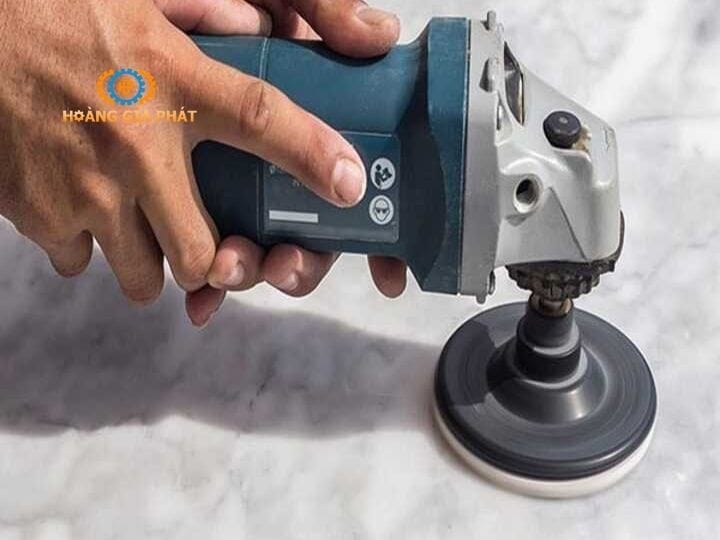 Tẩy vết ố trên đá trắng bằng máy mài chuyên dụng