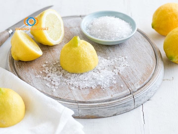 Làm sạch vết ố trên mặt đá trắng bằng chanh và muối