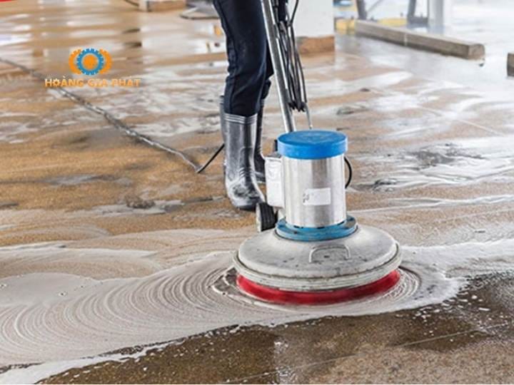 Tẩy vết ố trên gạch nhà tắm