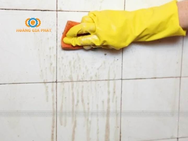 Tẩy vết ố trên gạch nhà tắm