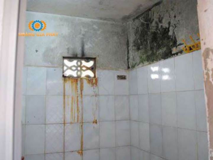 Tẩy vết ố trên gạch nhà tắm