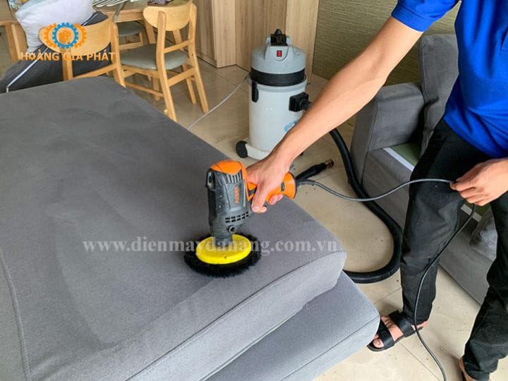 Máy giặt ghế sofa trang bị tính năng làm sạch 2 trong 1 giúp “đánh bay” mọi vết bẩn cứng đầu