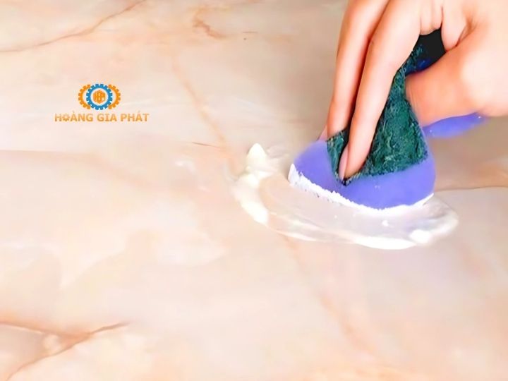 Tẩy vết ố trên gạch granite