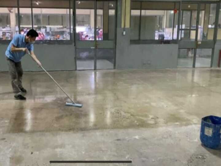 Dùng hóa chất đánh bóng