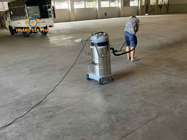 Máy hút bụi giúp loại bỏ bụi bẩn hiệu quả, tiết kiệm thời gian và công sức nên ngày càng được ưa chuộng 