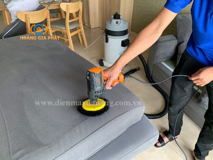 Sử dụng máy giặt sofa cầm tay để loại bỏ vết bẩn