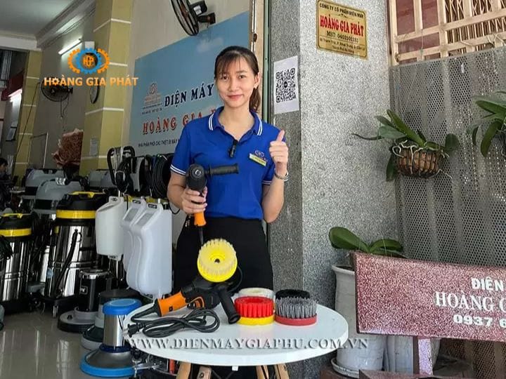 Thao tác dùng máy giặt sofa cầm tay