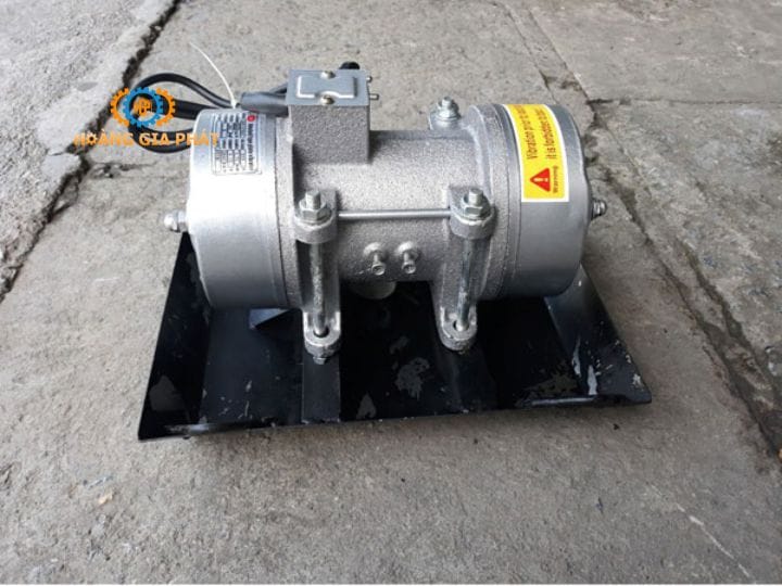 Máy đầm bàn hoạt động với 2 loại motor gồm motor chạy điện và motor chạy xăng
