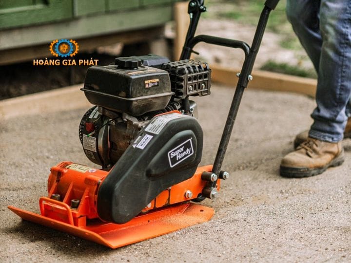 Máy đầm bàn nâng cao hiệu quả thi công bề mặt ở các công trình