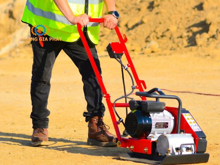 Máy đầm bàn chạy sử dụng motor điện với nguồn điện áp sử dụng 220V/380V