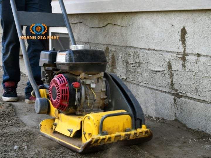 Máy thường được ứng dụng trong các công đoạn chính gồm làm phẳng và đầm chặt bề mặt bê tông