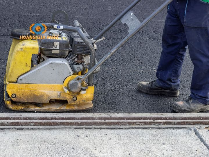 Máy đầm bàn được sử dụng với mục đích chính làm phẳng và nhẵn mịn bề mặt lớp bê tông sau khi đổ