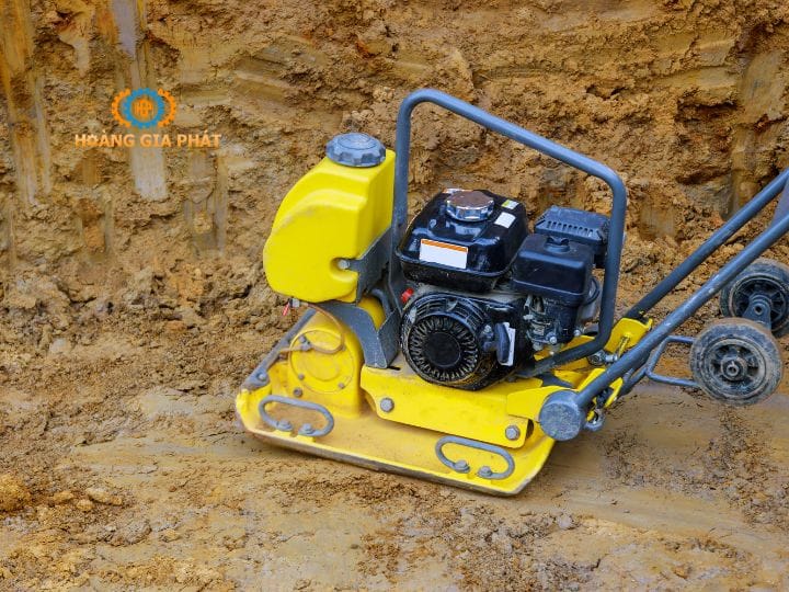 Máy đầm bàn vận hành dựa trên nguyên tắc sử dụng khối lệch tâm để điều chỉnh lực nén