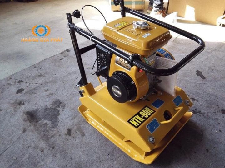 Máy đầm bàn tạo lực rung mạnh mẽ giúp nén chặt lớp nền 
