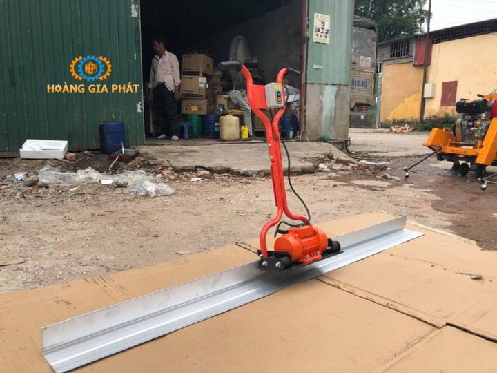 Máy đầm thước cấu tạo gồm tay điều khiển, bàn đầm, động cơ và bộ phận gây rung