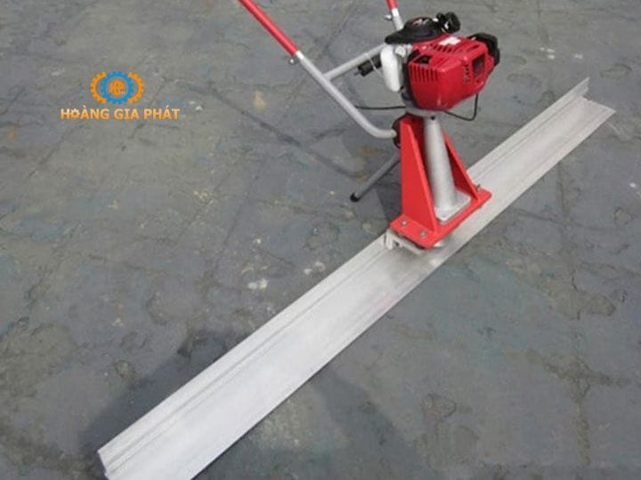 Máy đầm thước đóng vai trò quan trọng trong quá trình thi công làm phẳng nền bê tông