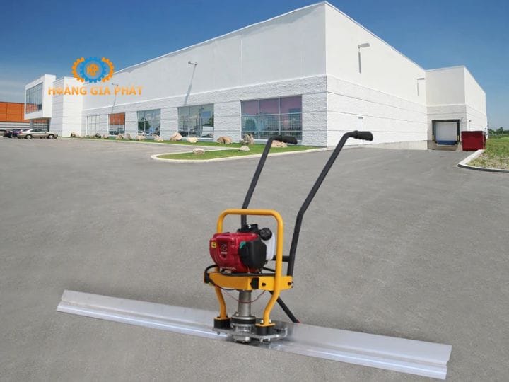 Thước đầm có cấu tạo dạng khối kim loại hình chữ nhật