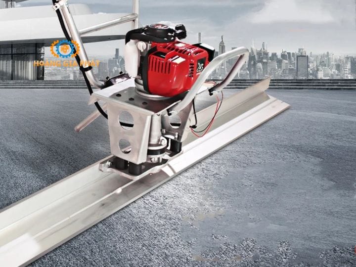 Động cơ máy đầm thước tạo truyền động nhằm kéo và làm rung thước đầm