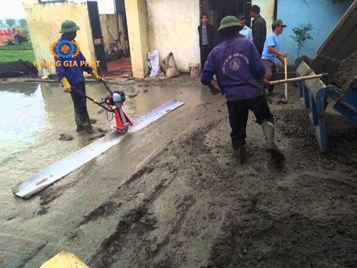 Máy đầm thước chạy xăng hoạt động ổn định, không phụ thuộc vào nguồn điện