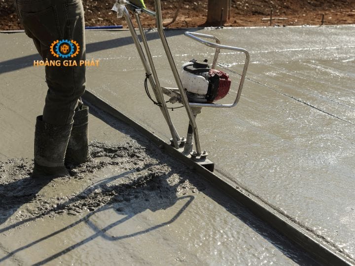 Máy đầm thước chạy xăng thích hợp dùng trong các công trình diện tích lớn như sảnh, nhà xưởng