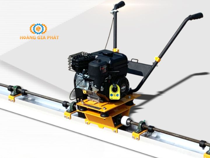 Máy sử dụng động chạy cơ chạy bằng xăng với công suất lớn, cho lực đầm mạnh mẽ