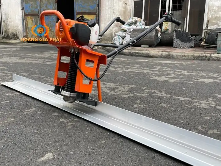 Máy đầm thước chạy pin tại Bến Tre giúp loại bỏ bọt khí và bảo vệ lớp bê tông trước tác động môi trường