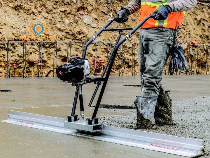 Máy đầm thước (Screed concrete vibrator) là thiết bị chuyên dụng trong thi công xây dựng