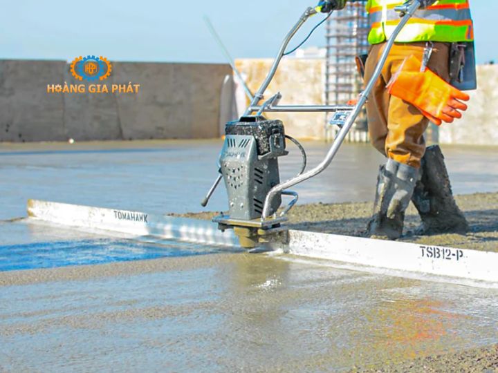Máy đầm thước vận hành bằng cách tạo ra chuyển động ở động cơ và làm rung thước đầm 