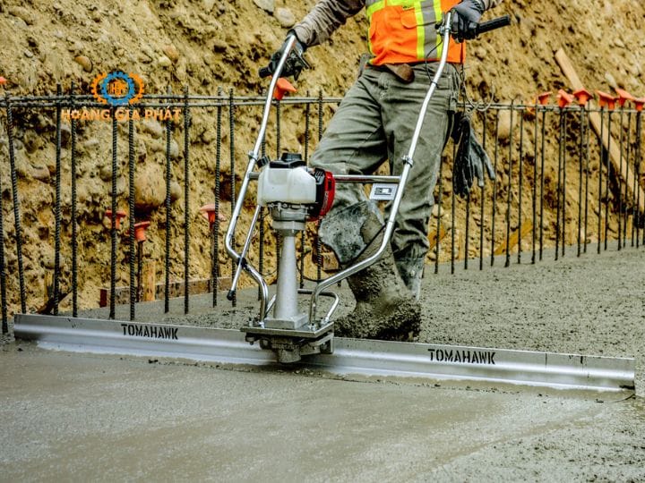 Máy đầm thước chạy xăng trang bị động cơ công suất lớn, lực đầm mạnh