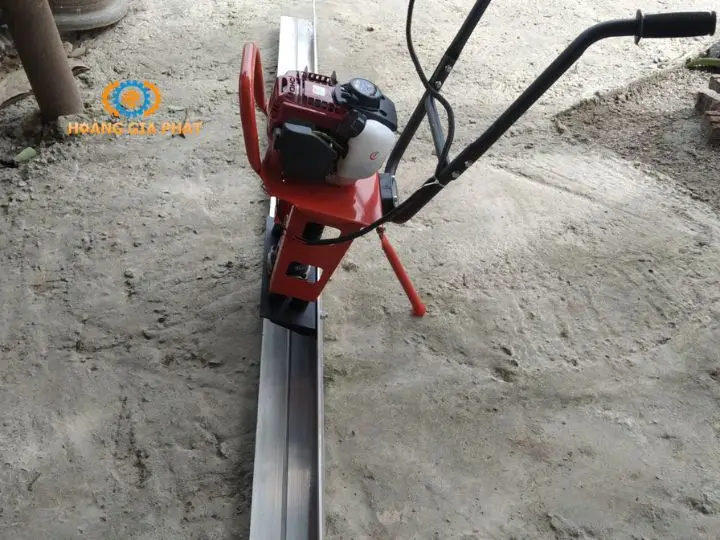 Máy đầm thước được cấu tạo với nhiều thành phần gồm motor, thước gạt, hệ thống tay cầm điều khiển...