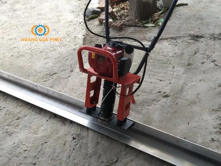 Máy đầm thước hoạt động dựa trên cơ chế tạo lực rung thông qua làm quay trục lệch tâm