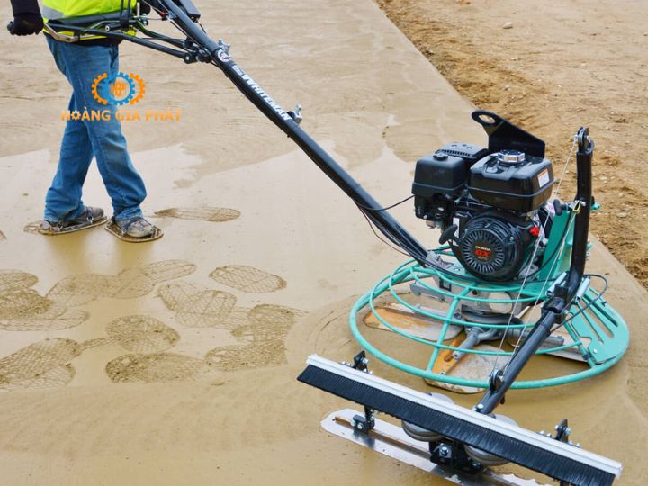 Máy xoa mặt bê tông giữ vai trò tạo phẳng và độ bóng cho bề mặt nền bê tông