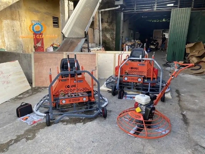 Cấu tạo máy xoa bê tông tại An Giang gồm mâm xoa, động cơ, lưỡi xoa và tay cầm điều khiển