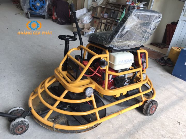 Máy xoa nền bê tông đôi đặc trưng với 2 mân xoa và ghế ngồi lái