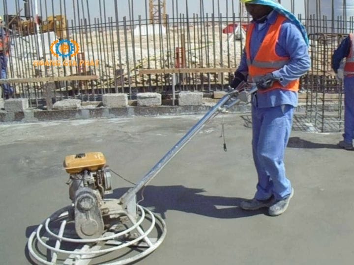 Máy xoa nền bê tông hoạt động dựa trên cơ chế quay của bộ xoa để làm phẳng và mịn bề mặt bê tông