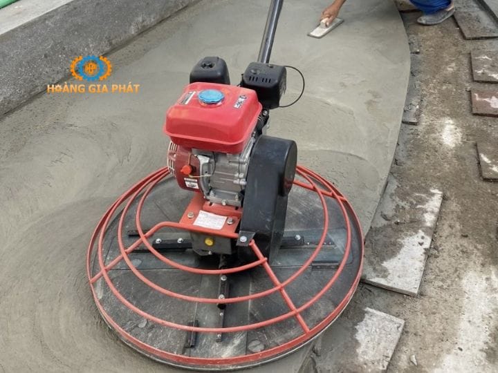 Máy xoa bê tông đơn có cấu tạo đơn giản, nhỏ gọn
