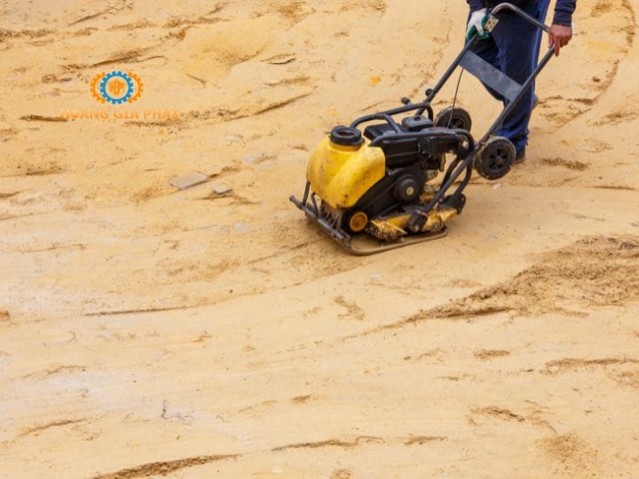 Máy đầm bàn vận hành dựa trên cơ chế tạo lực rung động thông qua việc khiến trục hoặc khối lệch tâm quay