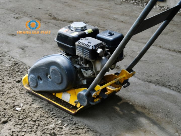 Vệ sinh sau khi sử dụng máy đầm bàn 