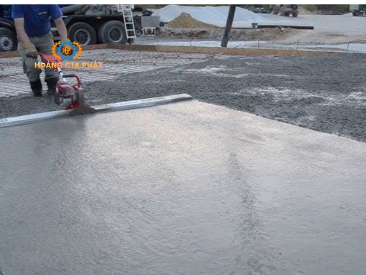 Máy đầm thước chạy điện là công cụ hỗ trợ hữu ích cho các công trình hiện nay