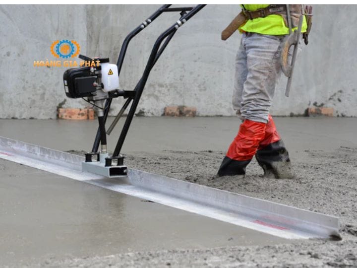 Máy đầm thước chạy điện đem lại sự bằng phẳng và láng mịn ở diện tích lớn