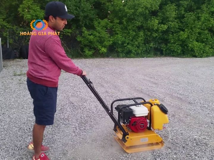Máy đầm bàn vận hành trên nguyên lý điều chỉnh lực nén ở khối lệch tâm